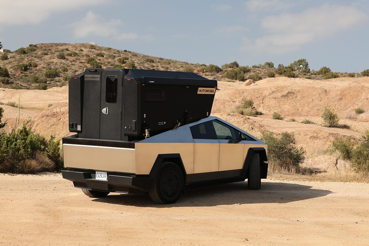 Tesla Cybertruck Cyberglad ile karavan oluyor!